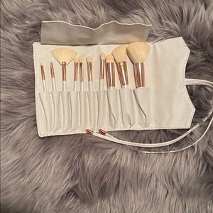 La Beaute Soi Set of Makeup Brushes in case